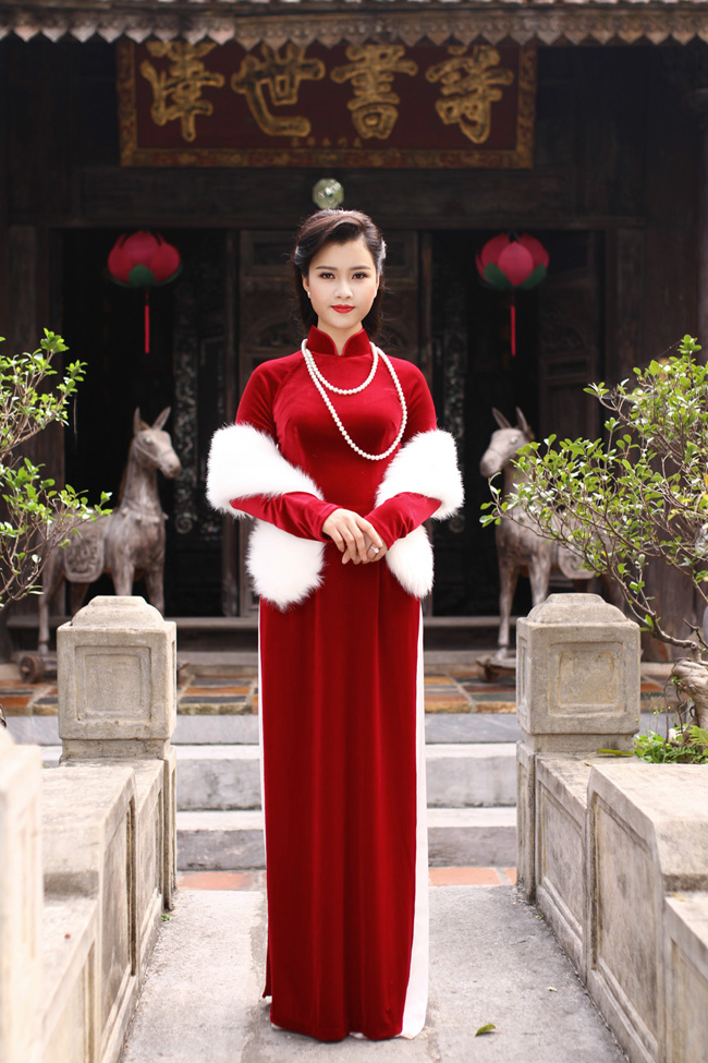 Nét đẹp cổ điển của Hương Giang trong tà áo dài của NTK Linh Bùi