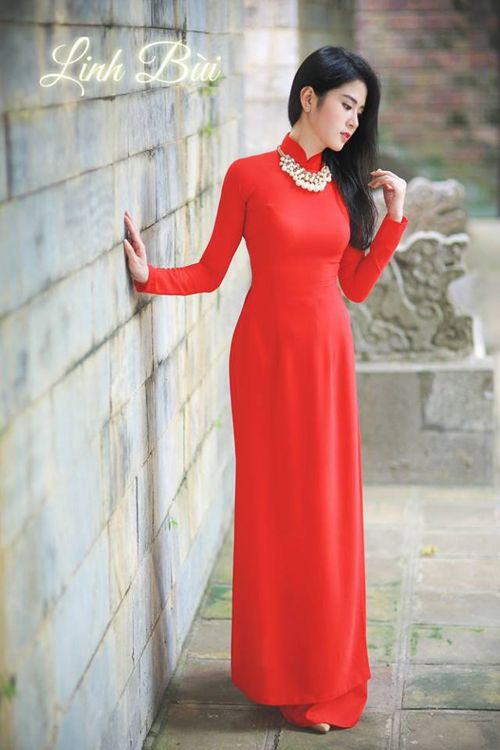 Áo dài màu đỏ giúp người mặc nổi bật và tỏa sáng mọi nơi