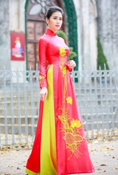 Áo dài truyền thống đỏ vẽ hoa sen vàng tinh tế