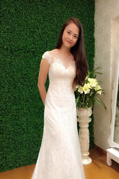 Diễn viên Diệp Anh xinh đẹp dịu dàng trong mẫu váy cưới hoàng gia của Linh Bùi