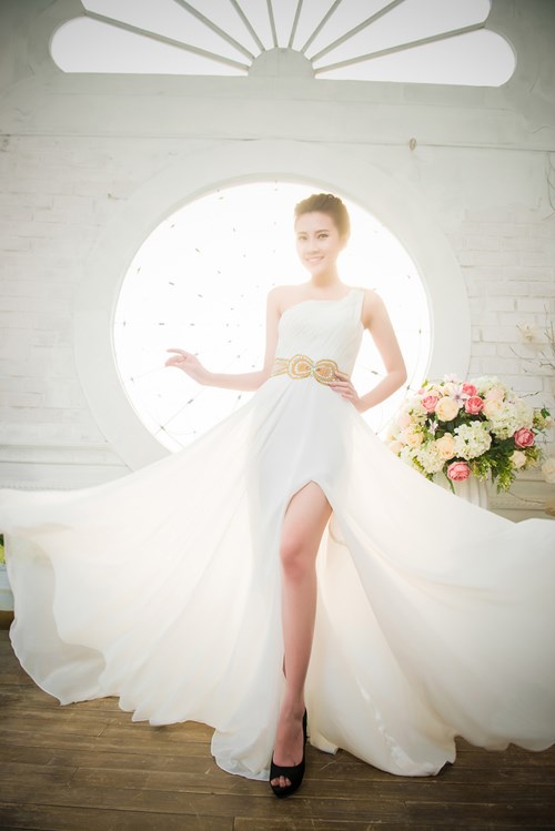 Người đẹp Thanh Tú khoe chân thon sexy với bộ váy dạ hội trắng muốt vô cùng yêu kiều và xinh đẹp.