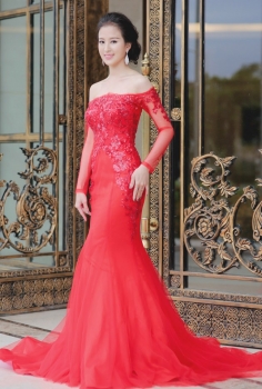 Đầm dạ hội đỏ dài tay kết voan và kim sa ấn tượng