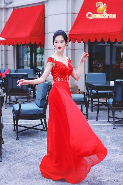 Đầm dạ hội đỏ với chi tiết ren đắp ngực gợi cảm