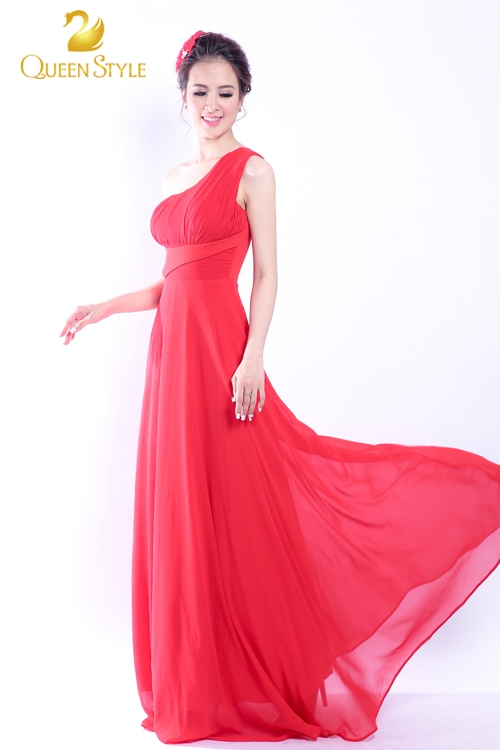 Đầm dạ hội đỏ đơn giản nhưng vô cùng tinh tế