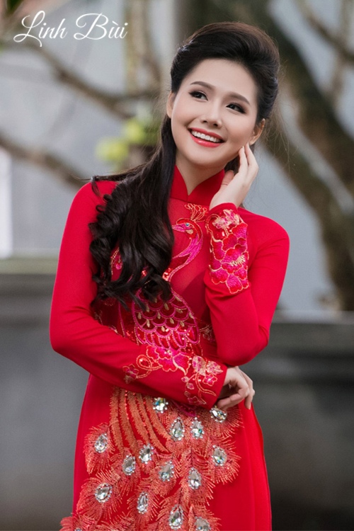 Tà áo dài cưới màu đỏ truyền thống luôn được các cô dâu ưa chuộng
