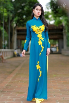 Áo dài truyền thống màu xanh lam hoa vàng