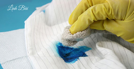 Cách giặt tẩy vết bẩn bút mực trên áo dài