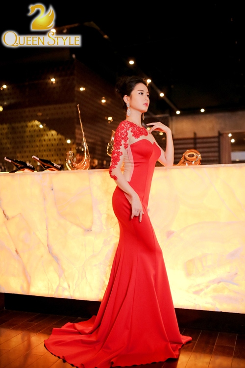  Đầm dạ hội đỏ với kiểu dáng đuôi cá kiêu sa, mềm mại