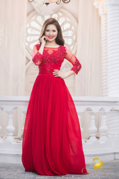 Đầm dạ hội đỏ quyến rũ thanh lịch với thiết kế gọn gàng nhưng không kém phần nổi bật rất thích hợp với những buổi dạ hội mùa đông ấm áp.