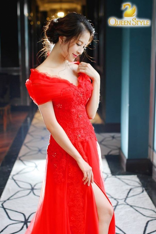 Đầm dạ hội đỏ với từng thước ren nghệ thuật