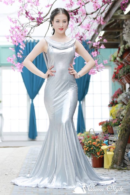 Đầm dạ hội màu bạc nhẹ nhàng thích hợp với những quý cô “mình hạc sương mai”