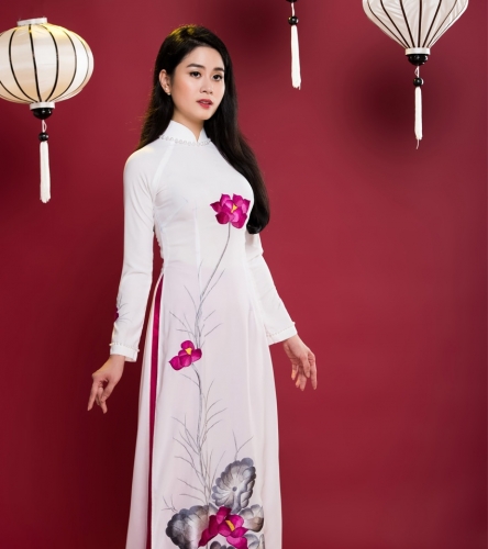 Ao dai truy n th ng mau tr ng hoa Sen h ng la xam