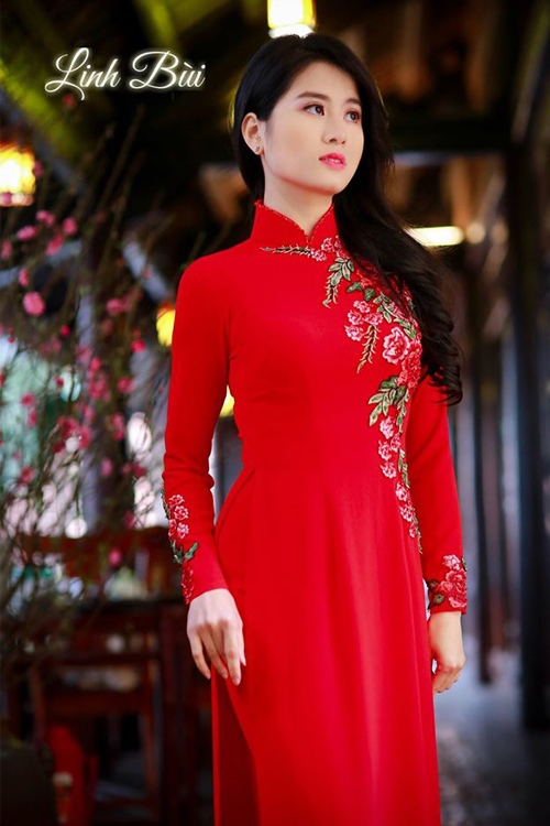 Áo dài màu đỏ luôn gây được sự chú ý đặc biệt
