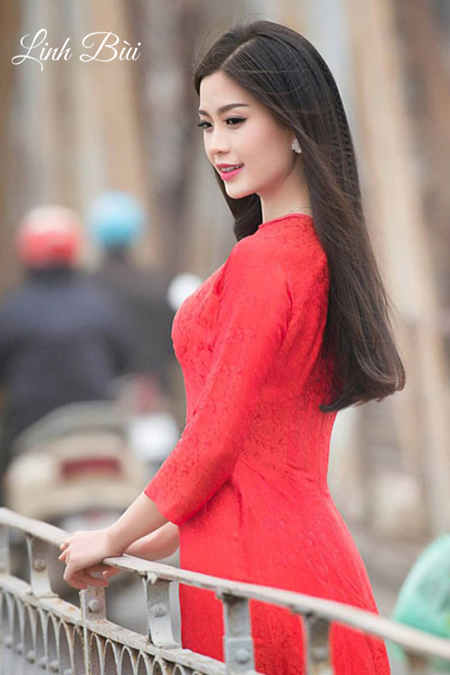Diễm Trang xinh xắn tự tin thả dáng với áo dài cùng mái tóc dập xù nhẹ nhàng