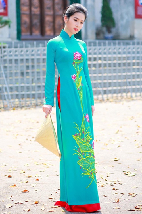 Phương Linh đẹp nền nã trong trang phục áo dài