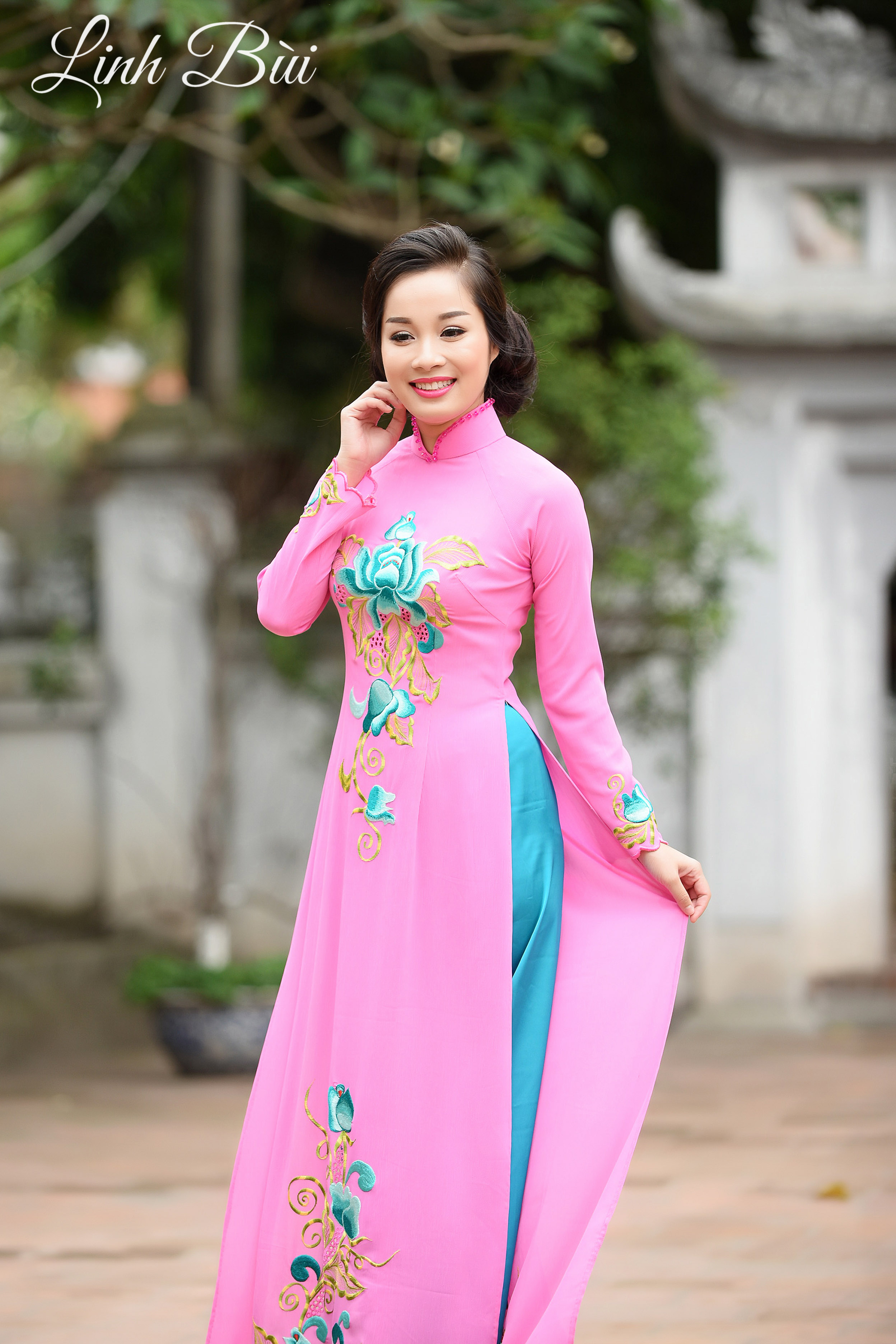 Minh Hương 'Nhật ký Vàng Anh' đằm thắm với áo dài truyền thống