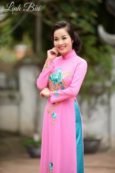 Áo dài dạo phố Thuần Việt màu hồng thêu hoa Sen xanh cách điệu
