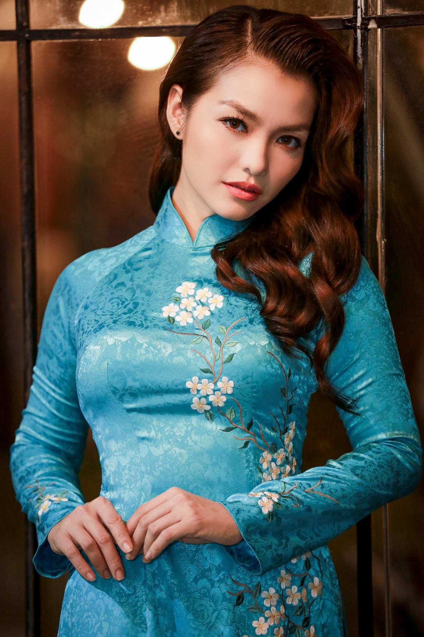 Nàng Hơn Hồng Kim Hạnh diện áo dài khoe vẻ đẹp ngọt ngào